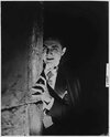 dracula-1931-peeking-around-corner.jpg