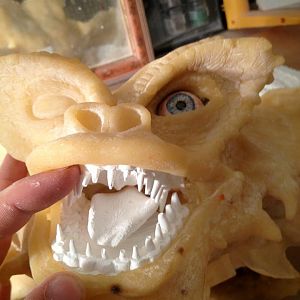 Same thing, I created his teeth with her tongue in 2 parts.
I poured silicone in a little box where was my prototype teeth.
Let dry 24 hours then ta