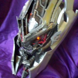 000 0747 megatron helmet lite up eyes and electronics voice sceams