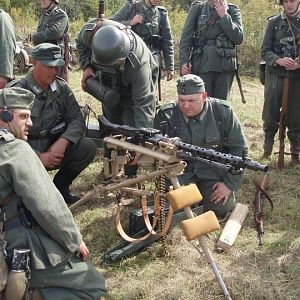 Setting up the MG34 on the Lafette tripod. Notice how the 34's lafette differs from the 42. The Germans over engineerd EVERYTHING