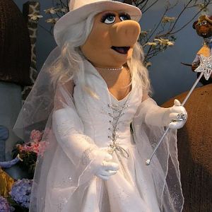 miss piggy from the muppet wizard of oz