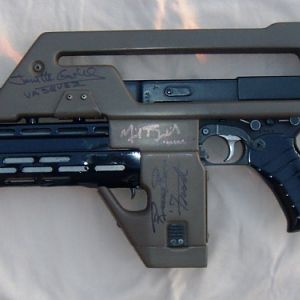 Aliens pulse rifle With 4 of the Aliens cast members signatures