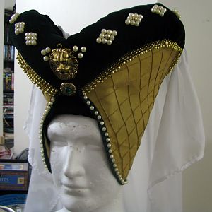 Costumey medieval-esque headdress