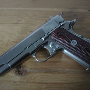 Babydoll WE Colt 1911 - Wooden grips with cherry medallion  (Sucker Punch)