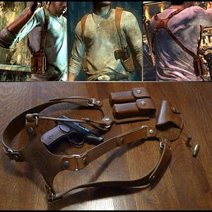 Uncharted 1 leather holster - comparison to in-game design.