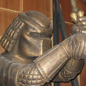 1090762174623 Avp statue0012