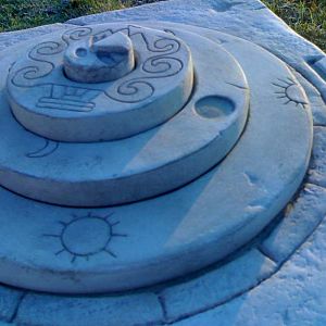 This is a replica of the 3 stones of the video game "Indiana Jones Fate of Atlantis"
