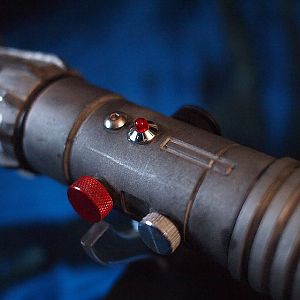 Star Wars - Darth Maul "Battle Weathered" Lightsaber (by Roman's Empire) Pic 3